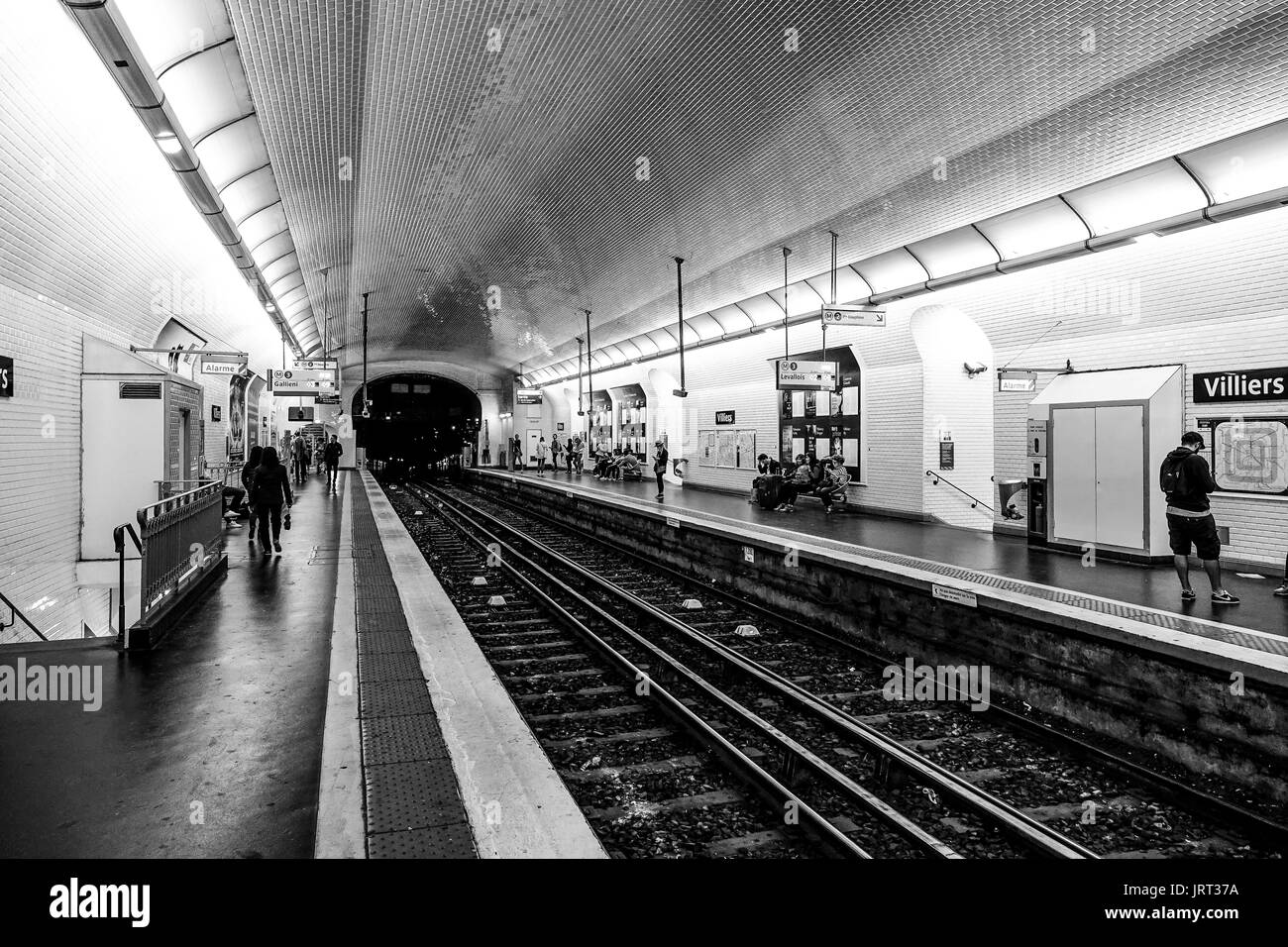 Pariser Metro-Plattform in der Nähe der U-Bahn Station - PARIS/FRANKREICH - 24. SEPTEMBER 2017 Stockfoto