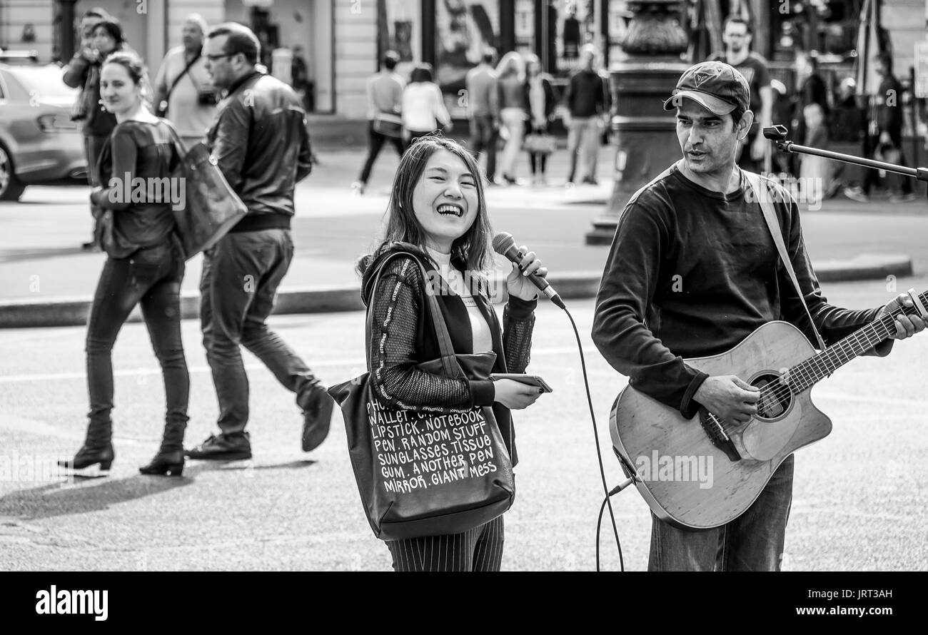 Straßenmusikanten auf dem Platz der Pariser Oper - PARIS/FRANKREICH - 24. SEPTEMBER 2017 Stockfoto