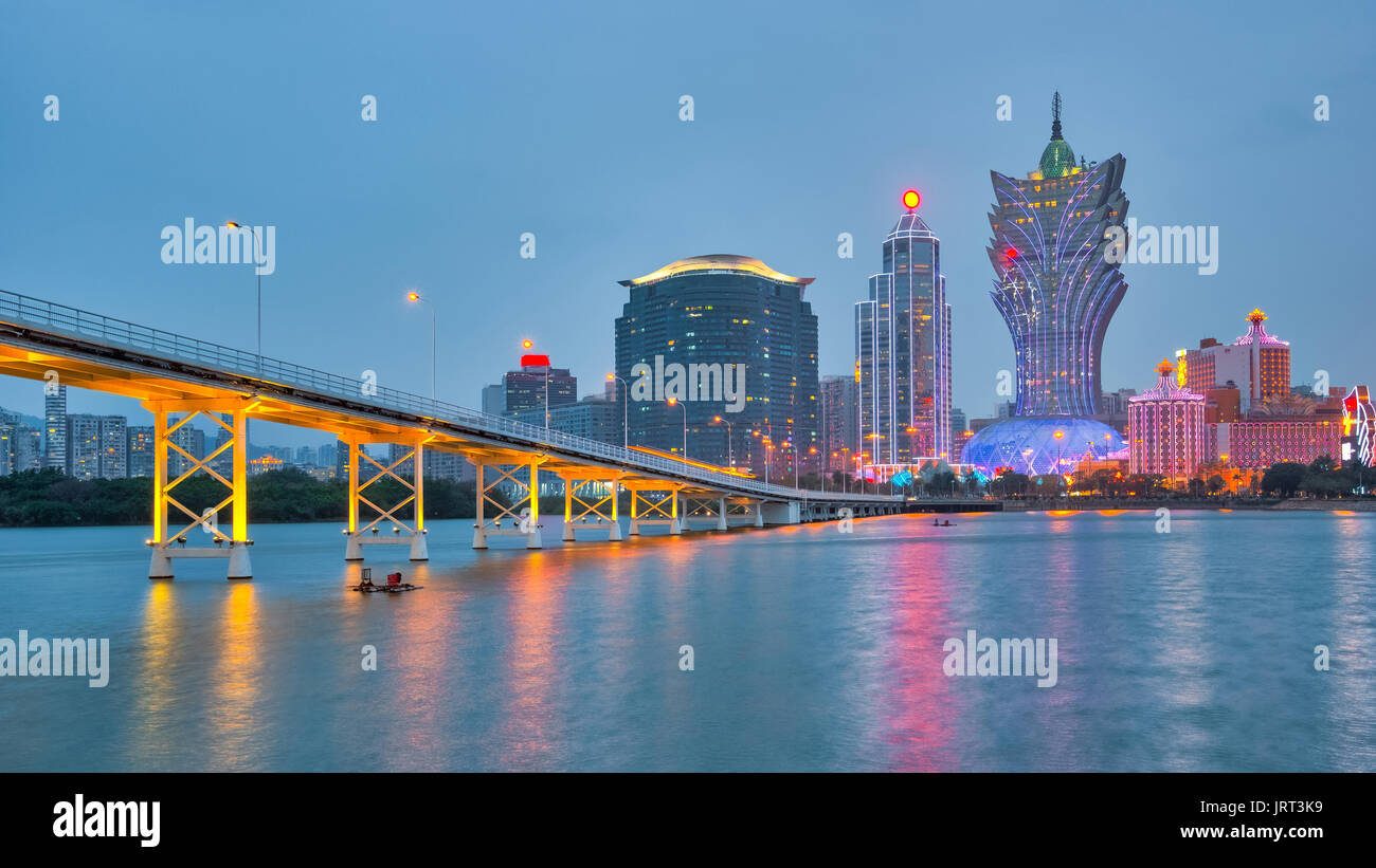 Macau Stadt mit Nam Van See in der Abenddämmerung in China. Stockfoto
