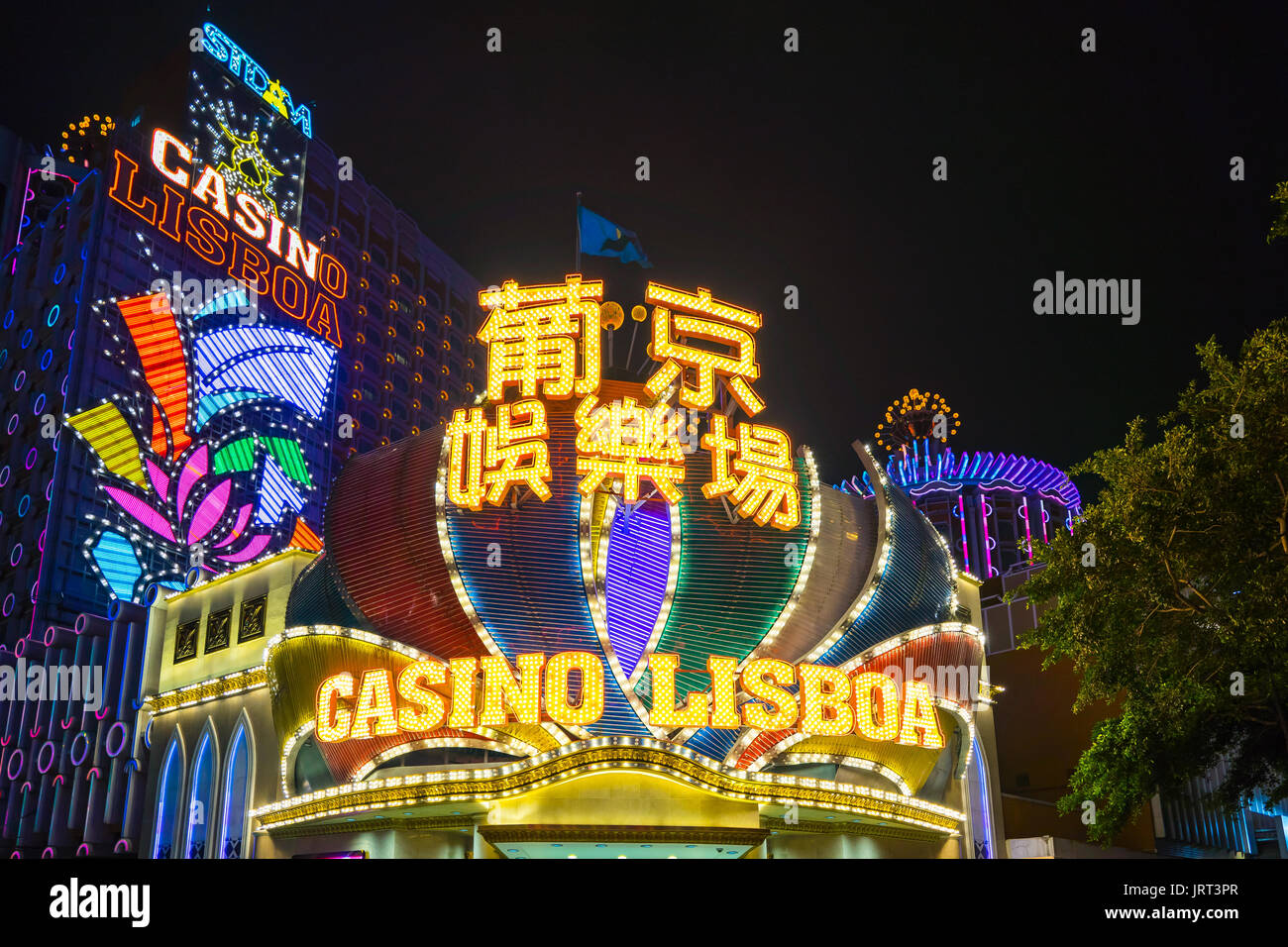 Macau, China - März 12, 2016: Casino Lisbao mit Licht perfomance showat Nacht in Macau, China Stockfoto