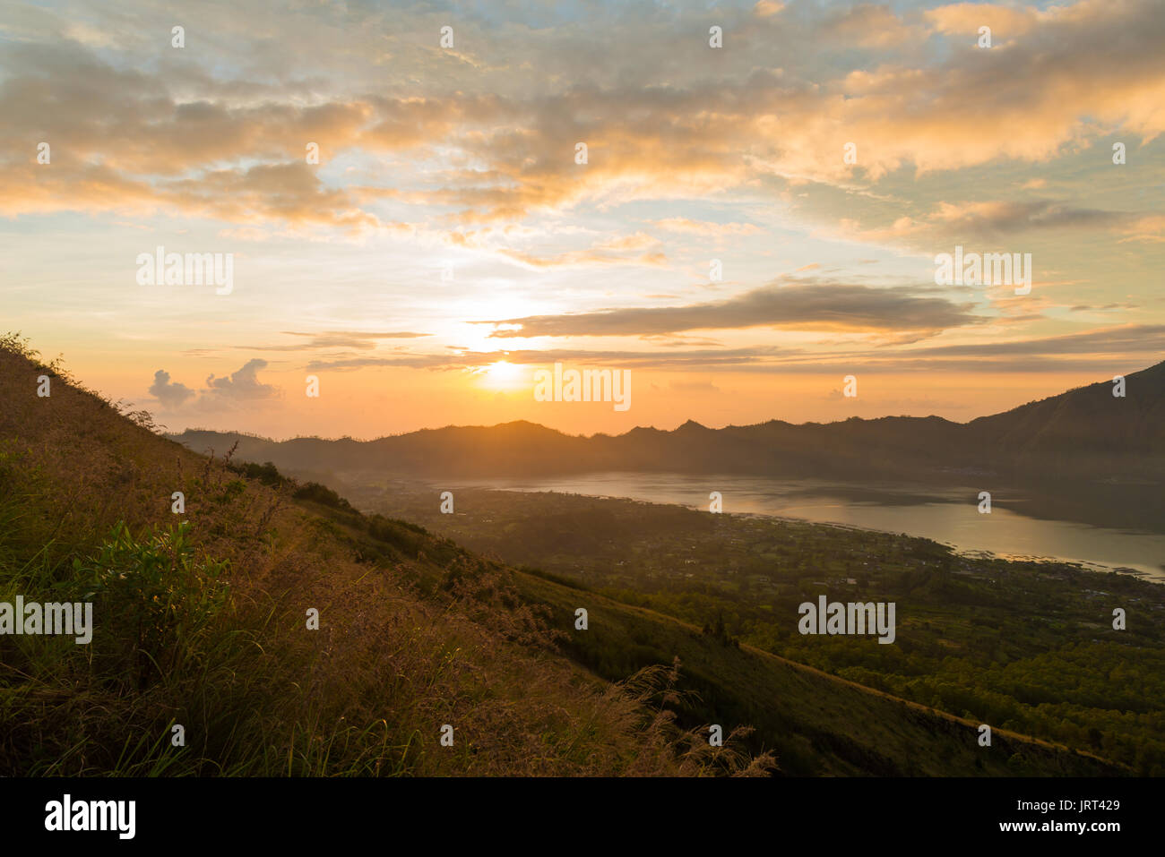 Sonnenaufgang über dem See Batur Stockfoto