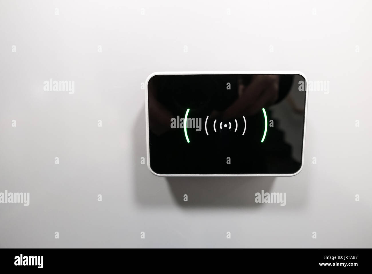 RFID Radio Frequency Identification an eine weiße Wand Stockfoto