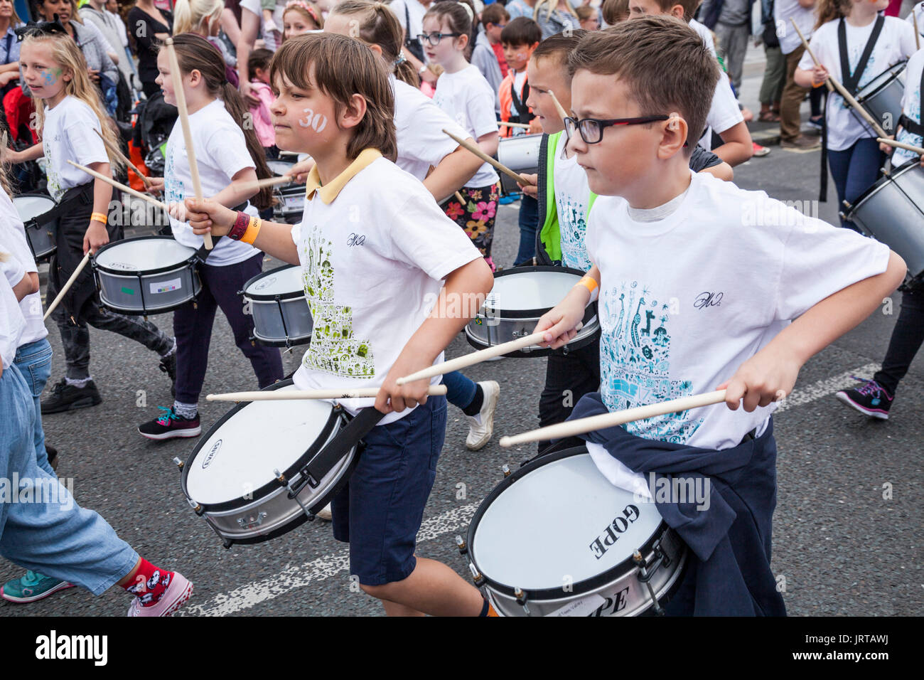 Bildunterschrift 62/150 jungen weißen Kinder März und die Trommeln im Stockton Internationale Riverside Festival Parade spielen Stockfoto