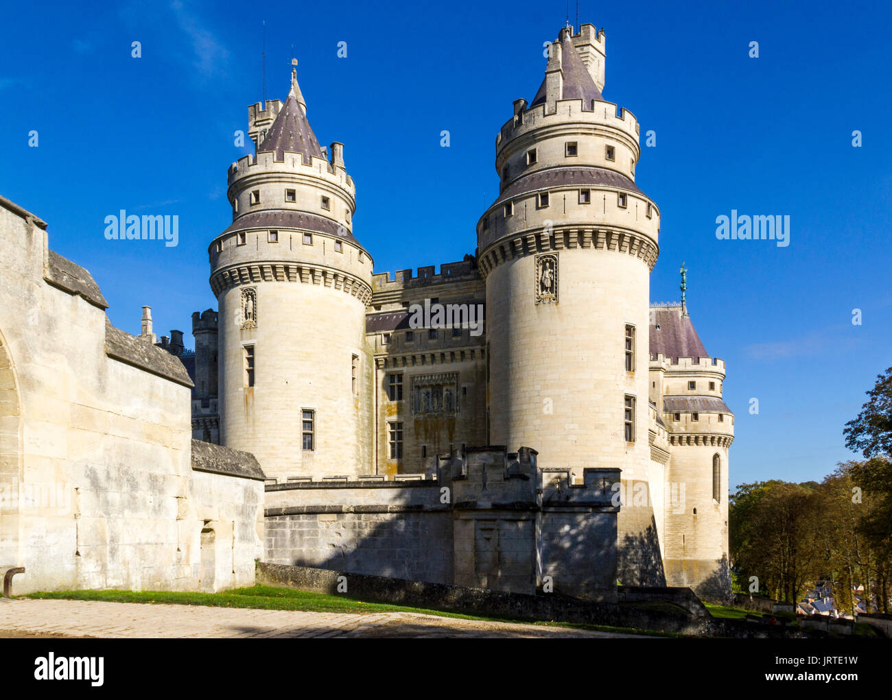 Mittelalterliche Burg von Pierrefonds, Picardie, Frankreich. Äußeres mit crenelations und Türmchen Stockfoto