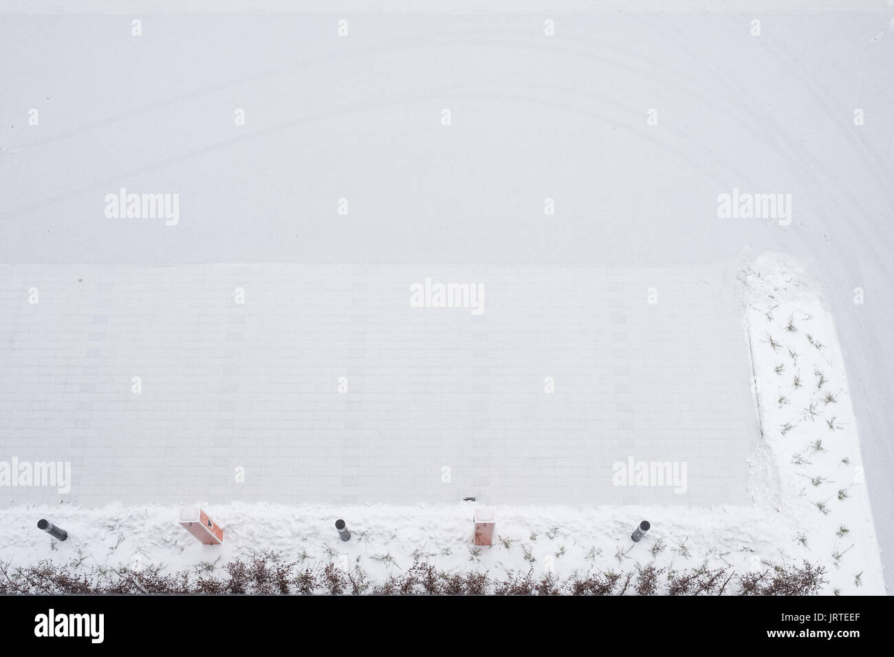 Parken mit Ladestation für Elektroautos im Winter mit Schnee Stockfoto