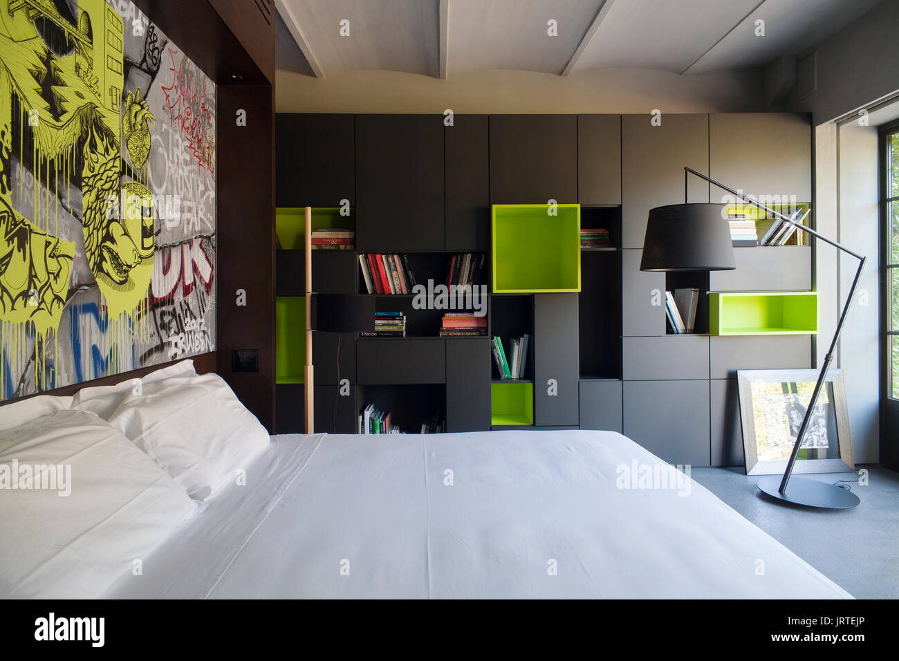 Innenraum ein modernes Schlafzimmer in einem eleganten Haus in Italien Stockfoto
