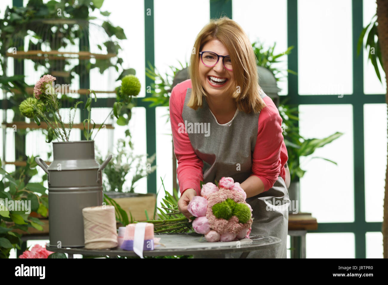 Mädchen mit Brille macht Blumenstrauß Stockfoto