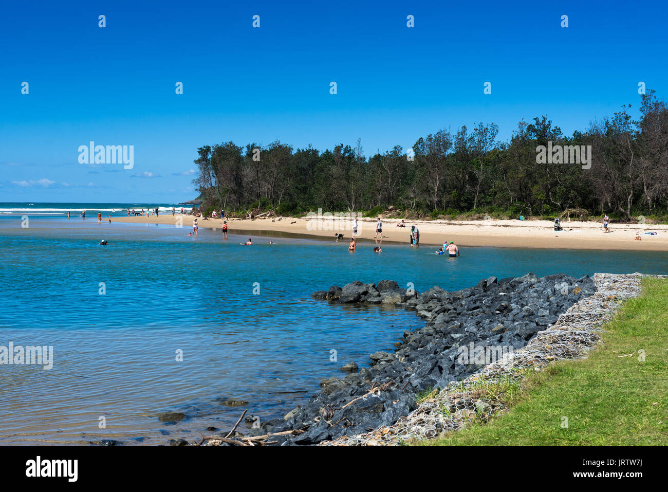 Coffs Creek erreicht das Meer im Park Beach Coffs Harbour, New South Wales, Australien Stockfoto