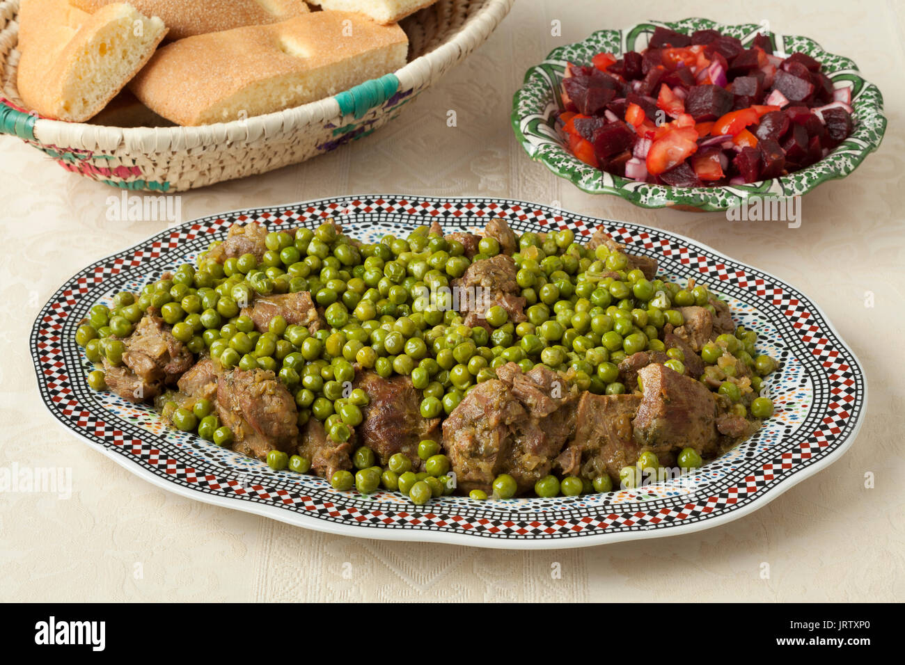 Traditionelle marokkanische Gerichte mit Fleisch, Erbsen, Rote Bete, Salat und Brot Nahaufnahme Stockfoto