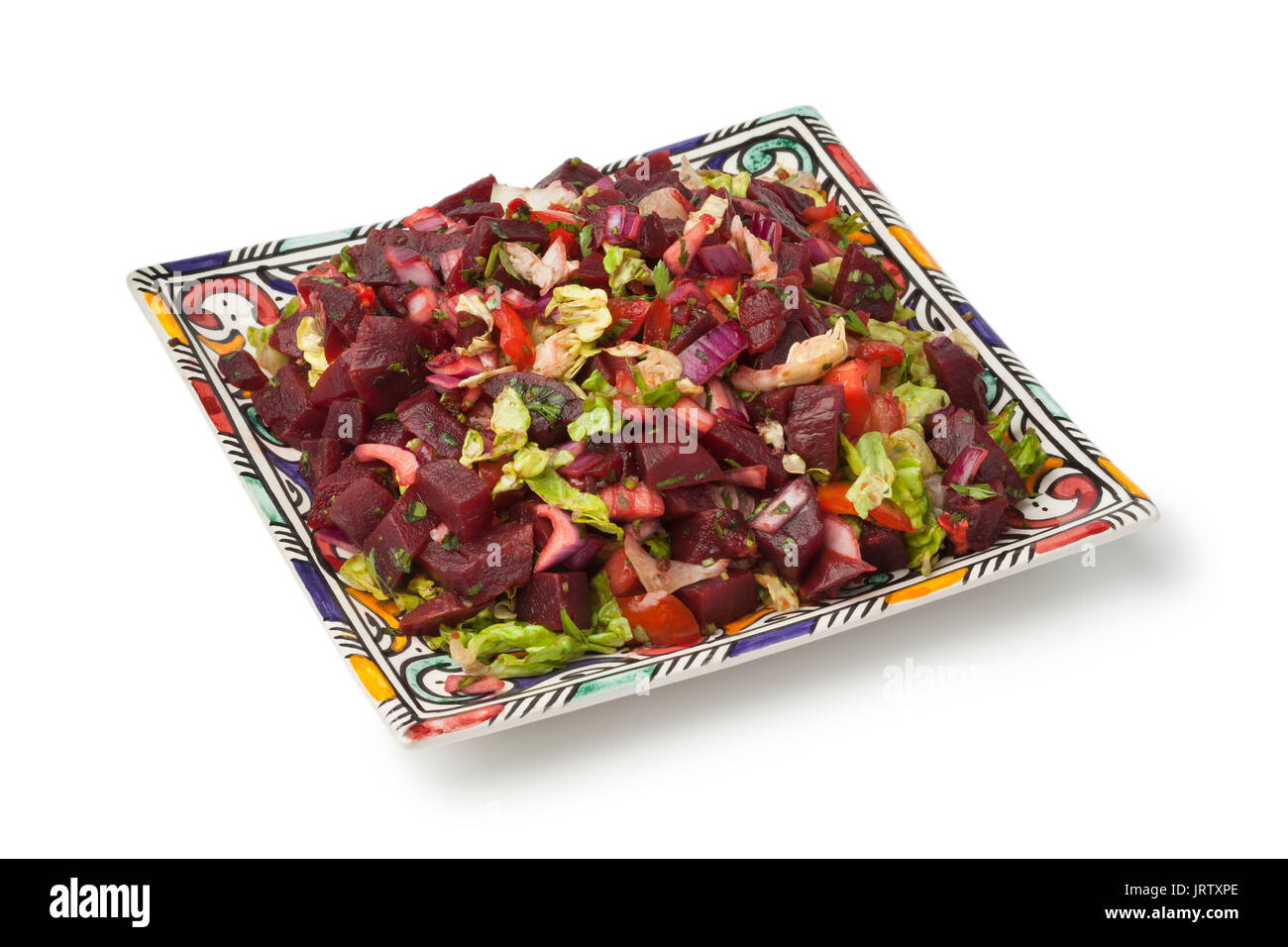 Modernes Gericht mit marokkanischen Rüben Salat auf weißem Hintergrund Stockfoto