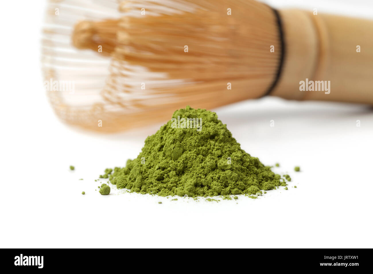 Haufen von pulverförmigen Green Matcha Tee und Chasen auf weißem Hintergrund Stockfoto