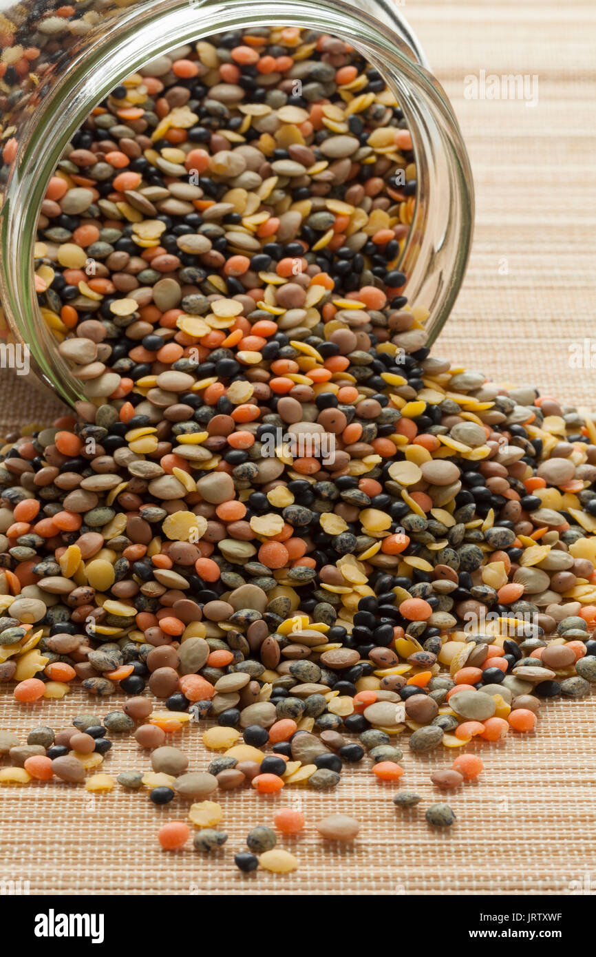 Mix der verschiedenen Arten und bunten Linsen Stockfoto