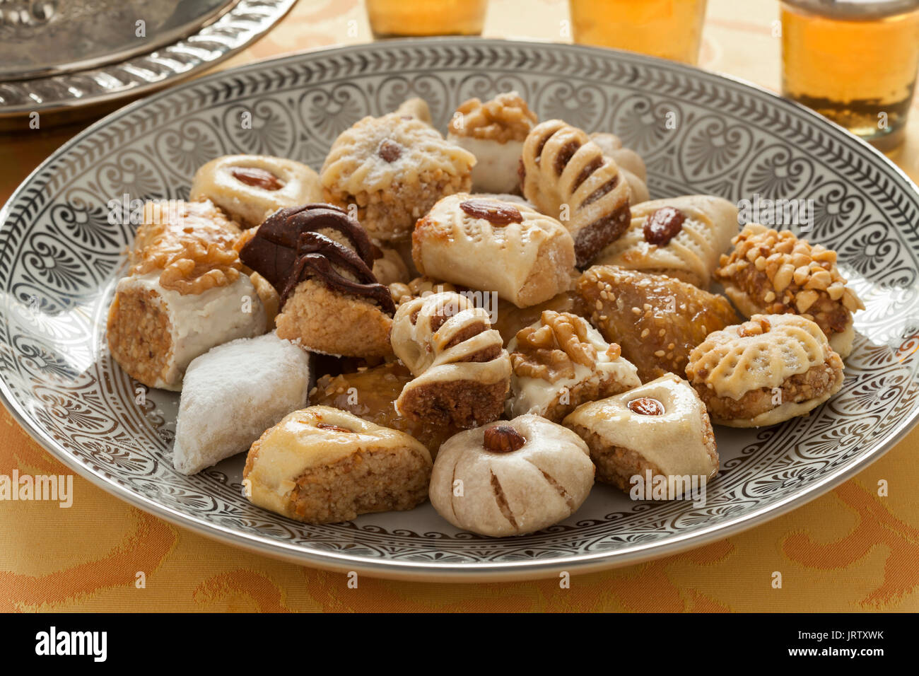 Traditionelle Vielzahl der festlichen marokkanische Plätzchen und Tee mit Minze Stockfoto