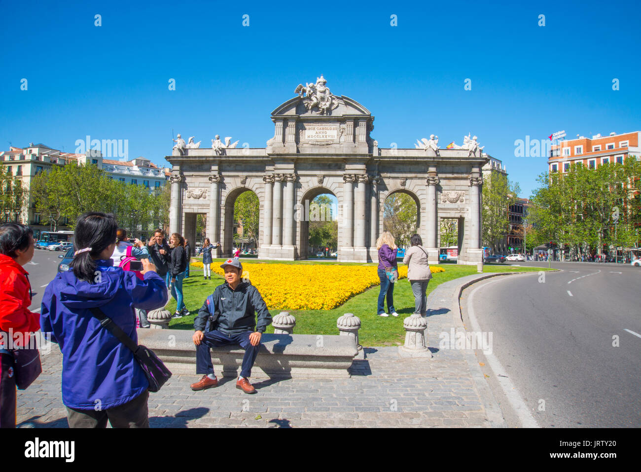 Gruppe von Touristen Fotos nehmen an der Calle de Alcalá-Tor. Madrid, Spanien. Stockfoto