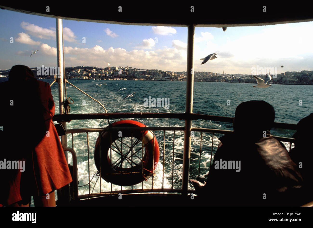 Innerhalb der Fähre von Üskudar in Eminönü, türkische Flagge, Istanbul, Türkei Stockfoto