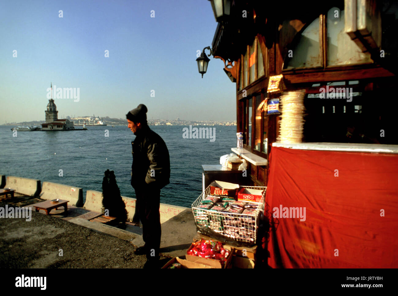 Üsküdar Waterfront, Fast food Stände, Istanbul, Türkei, Europa. Vies von Kiz Kulesi. Stockfoto