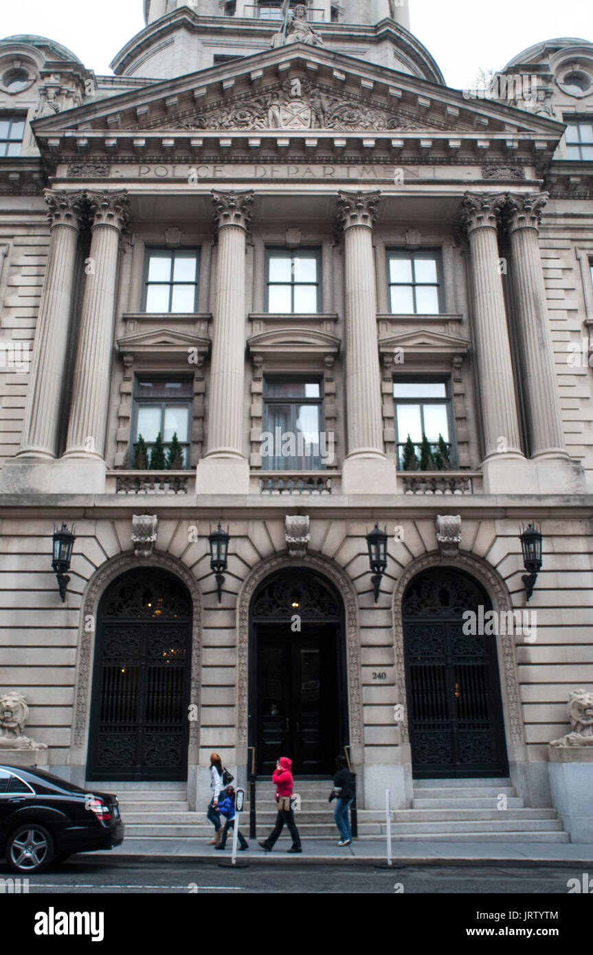 Die new york city Sehenswürdigkeiten der Polizei Gebäude Apartments anzeigen die Kuppel, Säulen und Gewürzen über dem Eingang Stockfoto