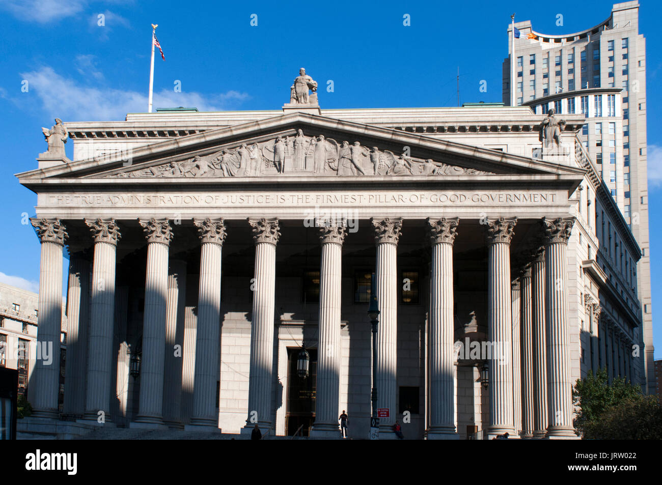 New York State Supreme Court Gebäude in Lower Manhattan, die Worte "das wahre Verwaltung der Gerechtigkeit' in seiner Fassade in Manhattan, New York, Stockfoto