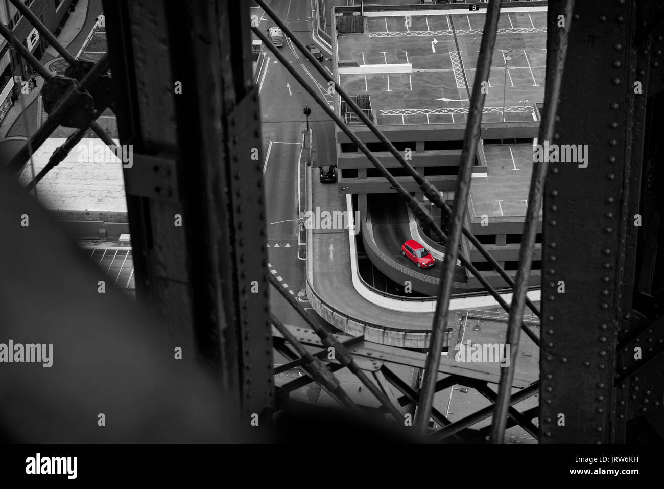 Selektive Farbe Bild, vom Blackpool Tower, der Hunde hill Einkaufszentrum Parkplatz. Credit: LEE RAMSDEN/ALAMY Stockfoto