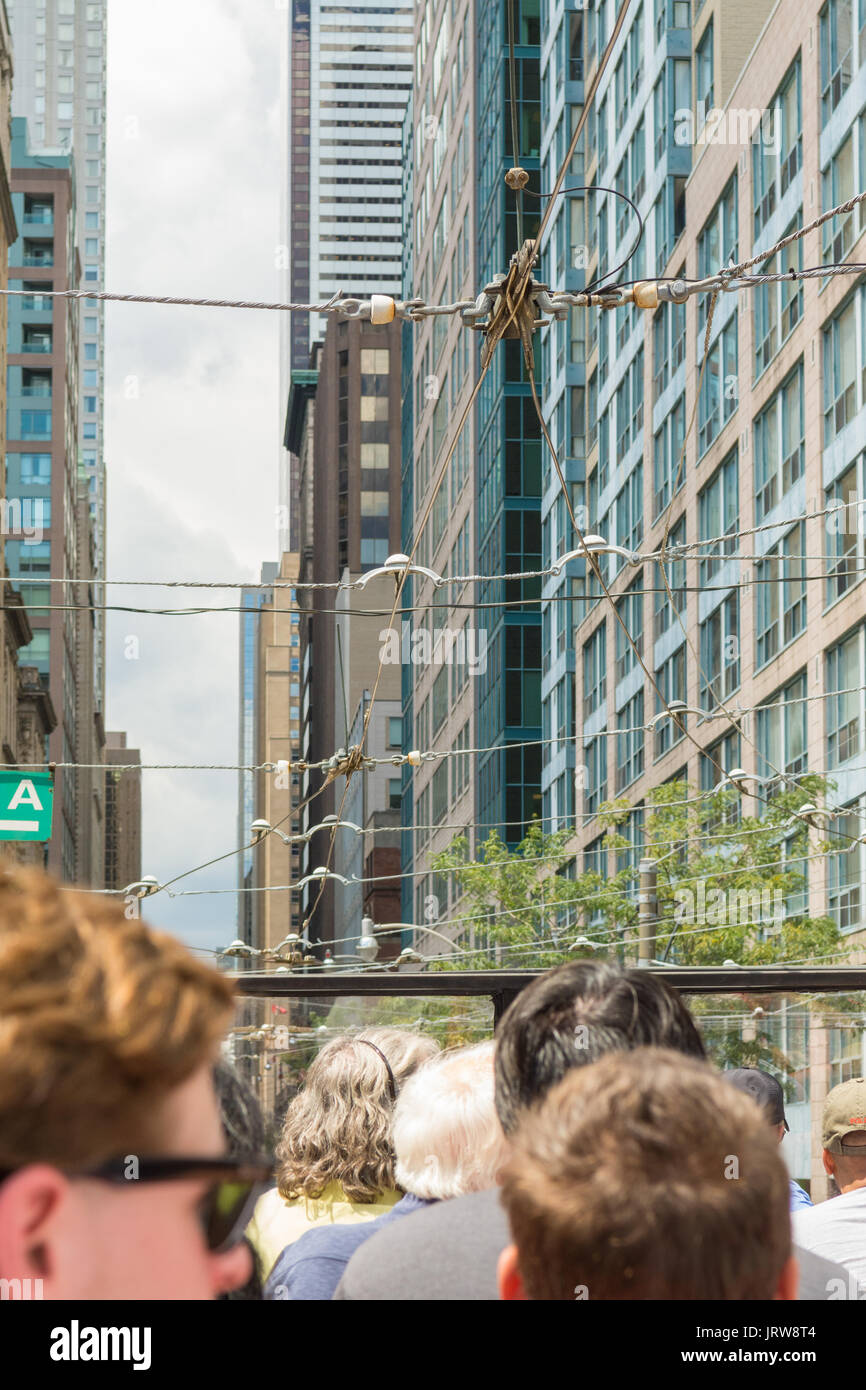 Overhead Trolley oder Straßenbahn Drähte in Toronto, Kanada ab Tourist Bus erkannt Stockfoto