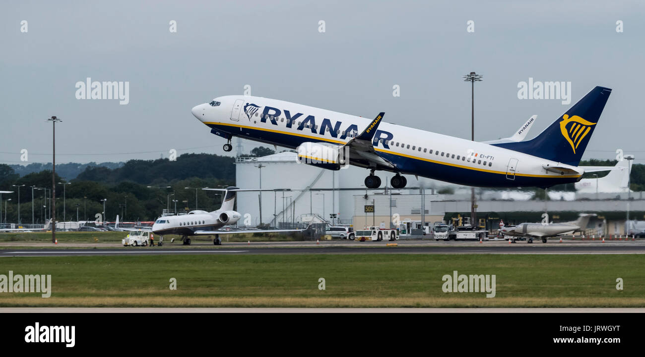 Ein Ryanair-Boeing 737-8DO startet vom Flughafen London-Stansted Stockfoto