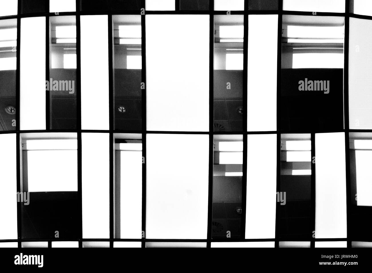Gebäudestruktur, Glasfenster, Büros, Arbeitsplatz, Schwarz-Weiß-Bilder, Architektur Stockfoto