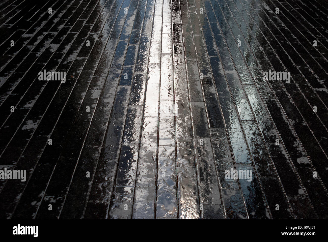 Hintergrundbild, Gehweg, Regen, Wasserspiegelung, Gehweg, Fußweg, Wasserspiegelung, Nass, Textur, Abstrakt Stockfoto