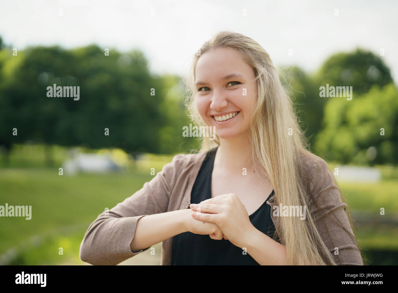 Jugendlich Mädchen lächelnd im Green Park in sonnigen Sommertag Stockfoto