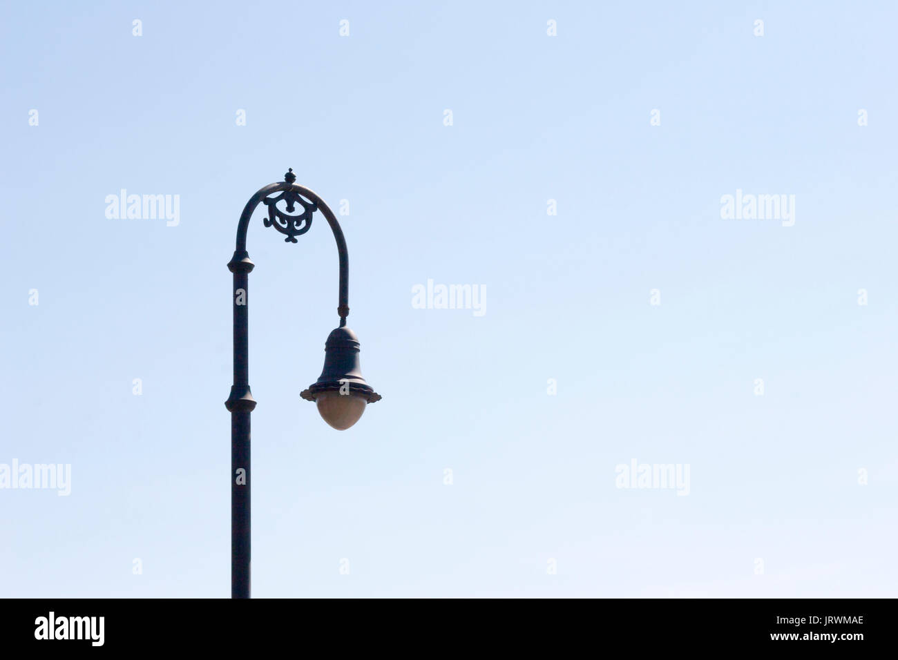 Elegante Laterne gegen ein wolkenloser blauer Himmel isoliert Stockfoto