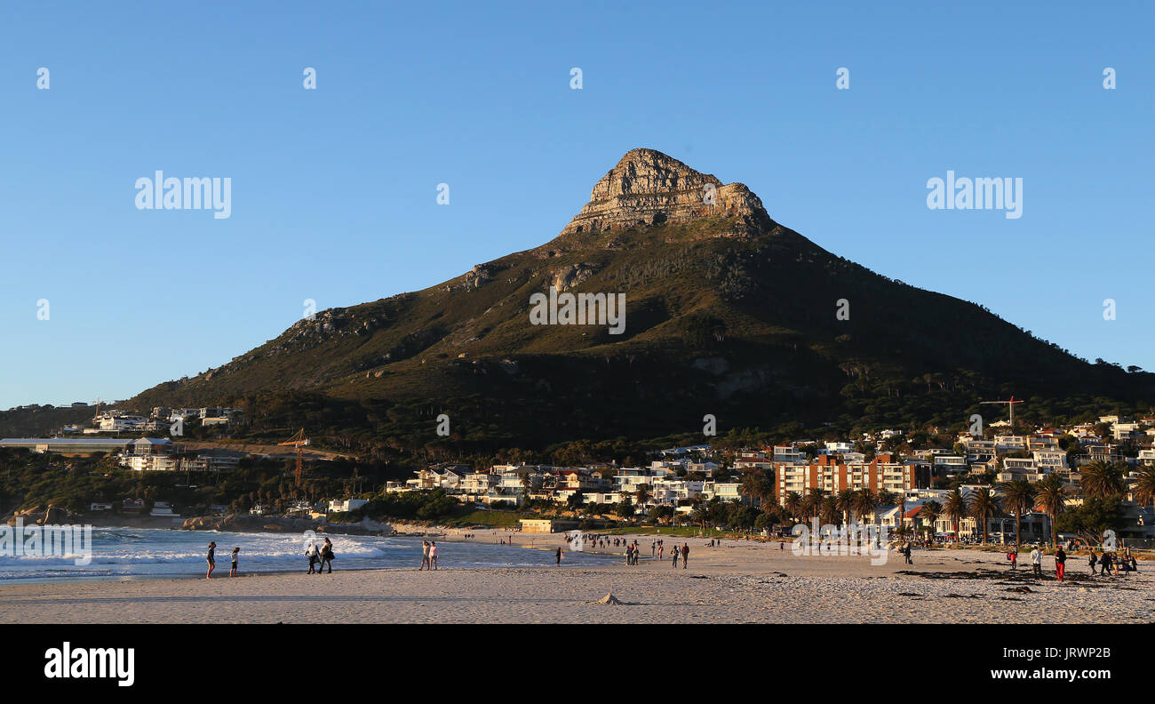 Camps Bay Strand mit Head Mountain Lion's wie bei Sonnenuntergang in Kapstadt, Western Cape, Südafrika gesehen. Stockfoto