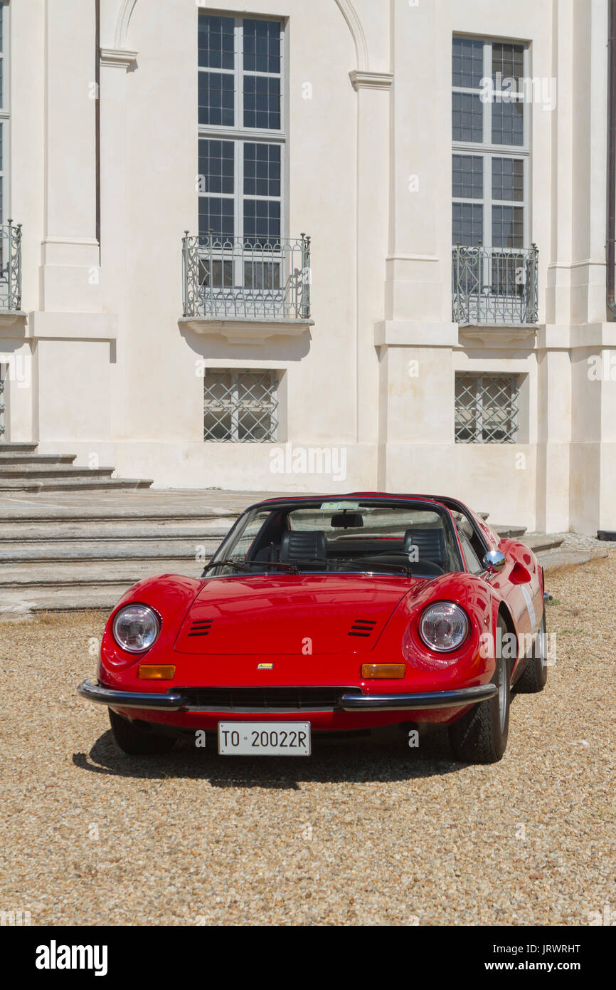 Ein Ferrari Dino GT vor stupinigi Schloss. Oldtimer und Sportwagen auf Ausstellung in Turin bei Parco Valentino Auto zeigen. Stockfoto