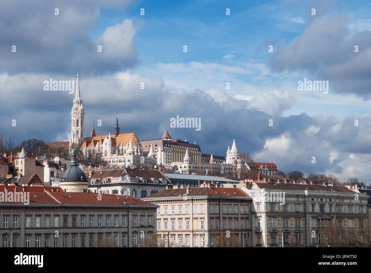 Mátyás Kirche und der Fischerbastei auf dem Hügel von Várhegy in Buda, aus dem Széchenyi Kettenbrücke über die Donau, Budapest, Ungarn Stockfoto