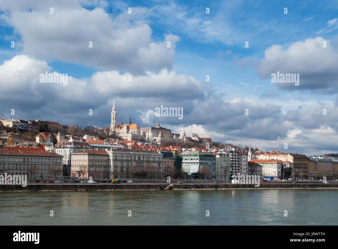 Mátyás Kirche und der Fischerbastei auf dem Hügel von Várhegy in Buda, aus dem Széchenyi Kettenbrücke über die Donau, Budapest, Ungarn Stockfoto