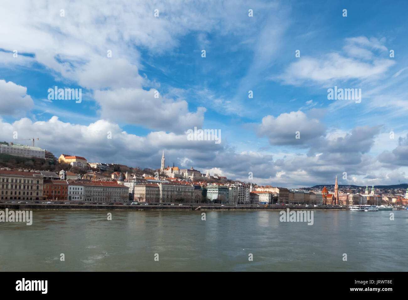 Mátyás Kirche und der Fischerbastei auf dem Hügel von Várhegy in Buda, aus dem Széchenyi Kettenbrücke über die Donau, Budapest, Ungarn Stockfoto