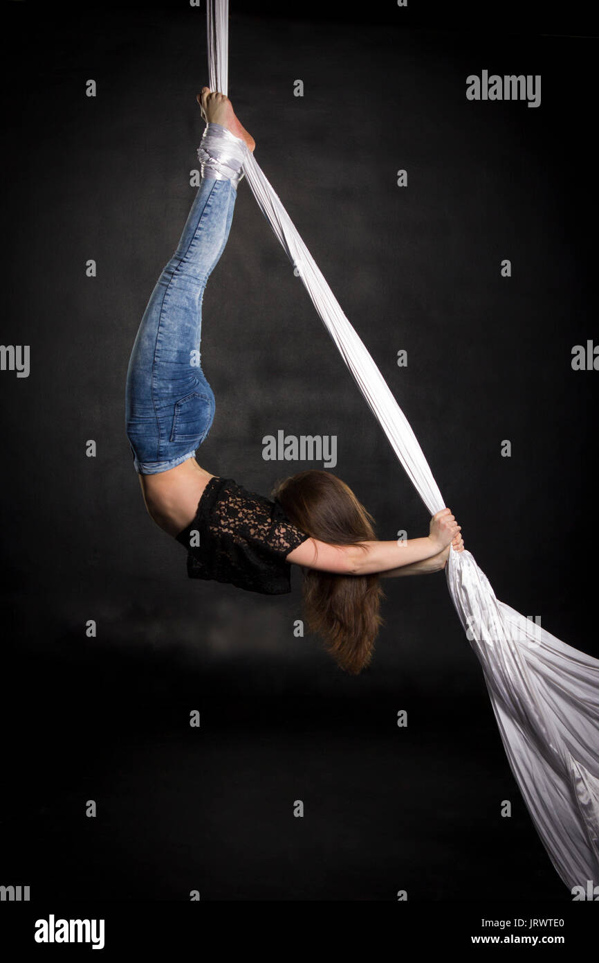 Luftakrobat Frau dabei einige Flexibilität und Stärke Tricks auf Seide Stockfoto