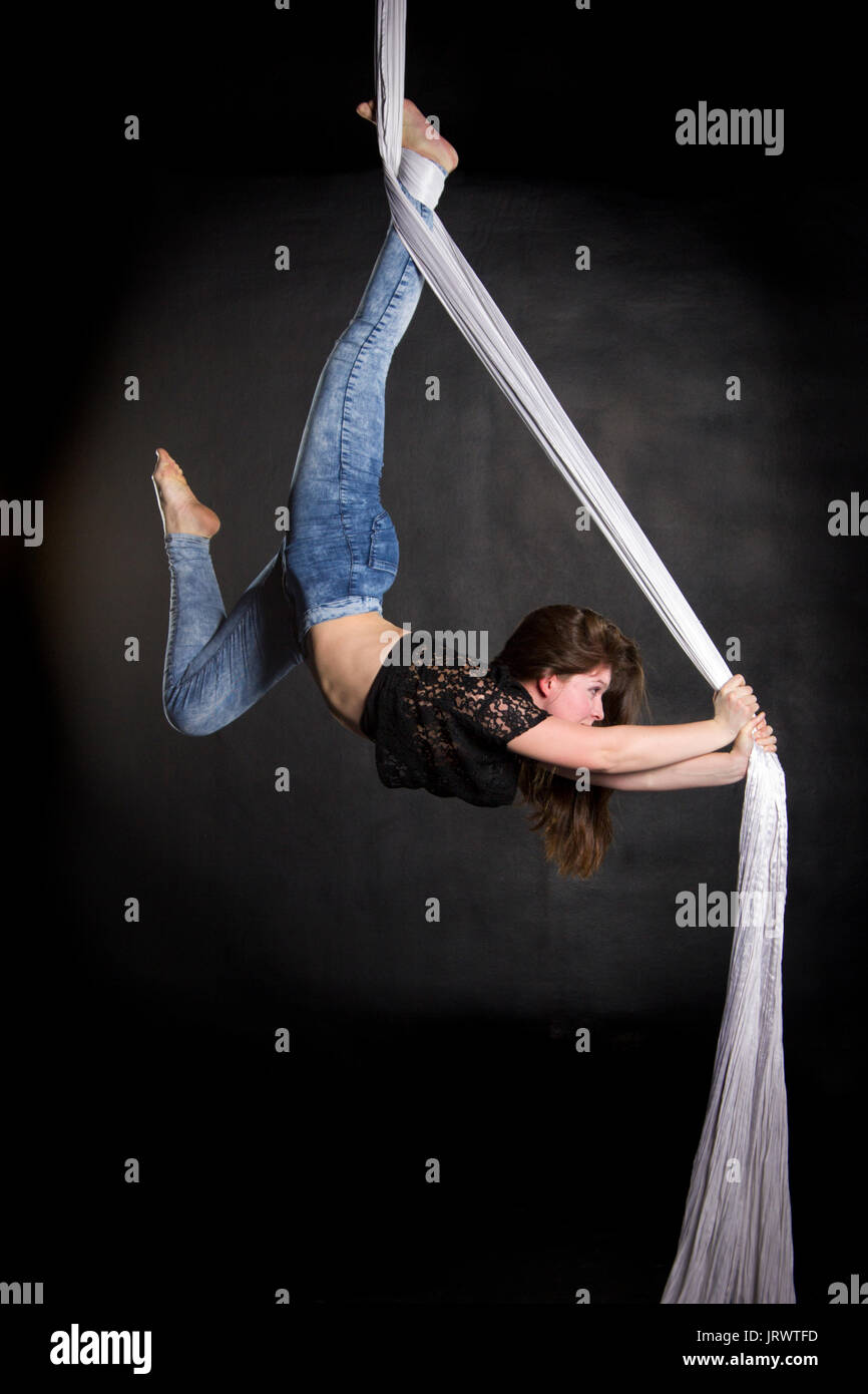 Luftakrobat Frau dabei einige Flexibilität und Stärke Tricks auf Seide Stockfoto