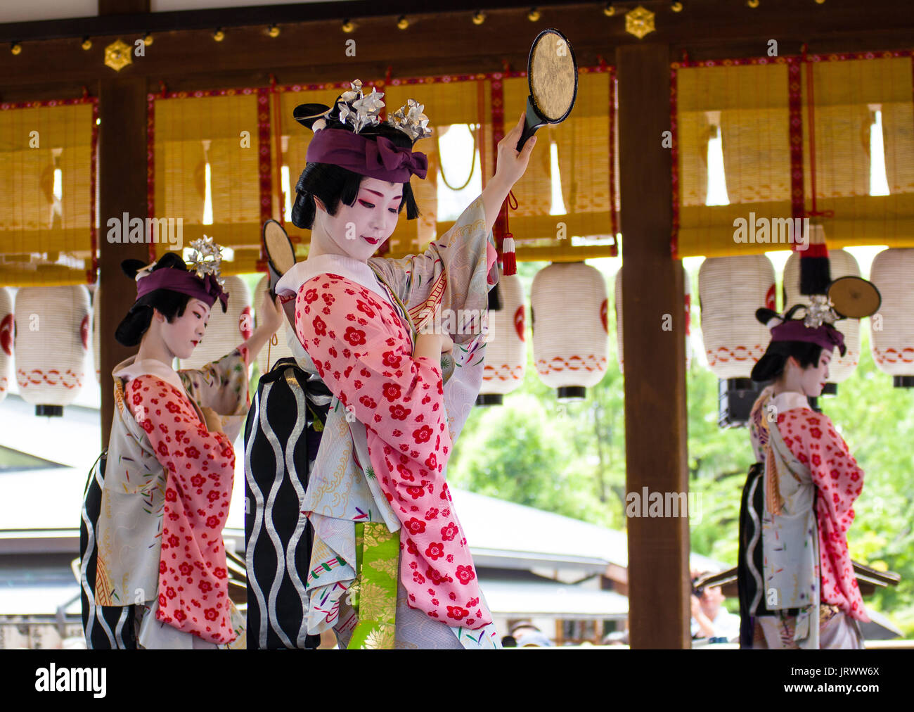 Geishas tanzen im Gion Matsuri Festival in Kyoto. Stockfoto