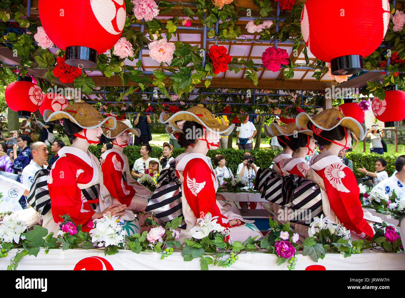 Geishas auf Parade am Gion Matsuri Festival in Kyoto. Stockfoto
