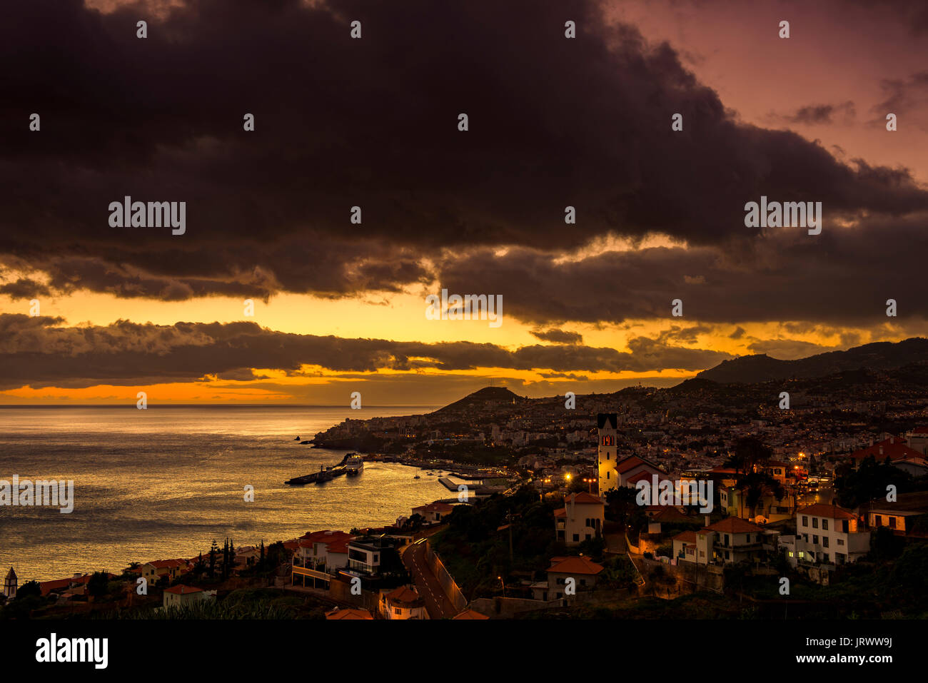 Stadtbild bei Sonnenuntergang, dramatische Wolkenhimmel, Funchal, Madeira, Portugal Stockfoto