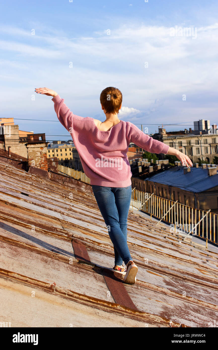 Brave Mädchen gehen auf das Dach von Sankt-petersburg Stockfoto