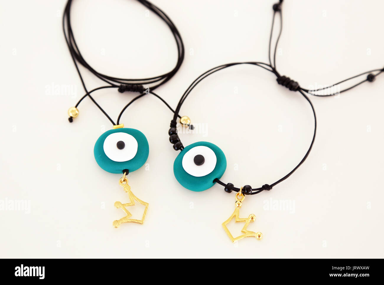 Grüne Evil Eye Schmuck Halskette und Armband mit goldenen Krone  Stockfotografie - Alamy