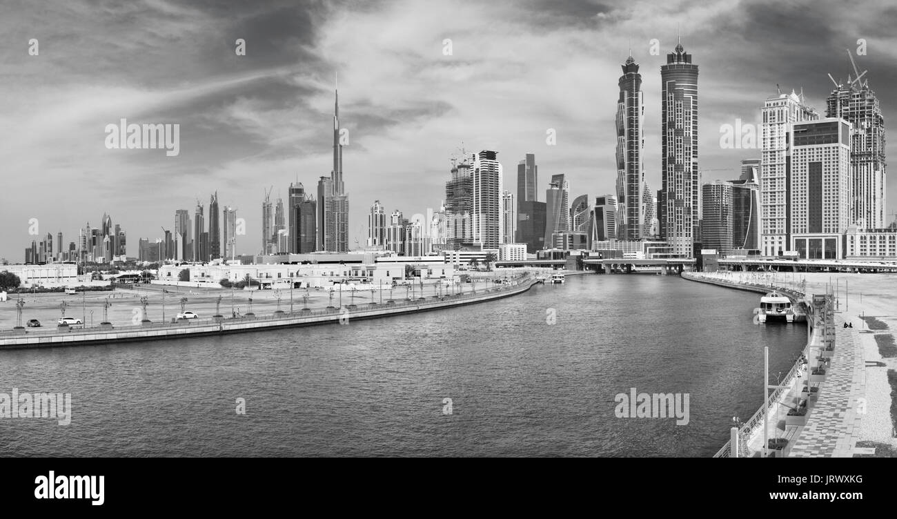 Dubai - die Skyline mit der Brücke über den neuen Kanal und der Innenstadt. Stockfoto