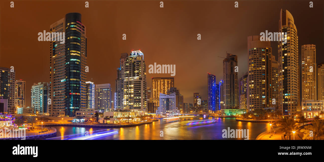 DUBAI, Vereinigte Arabische Emirate - 25. März 2017: Der nächtliche Marina. Stockfoto