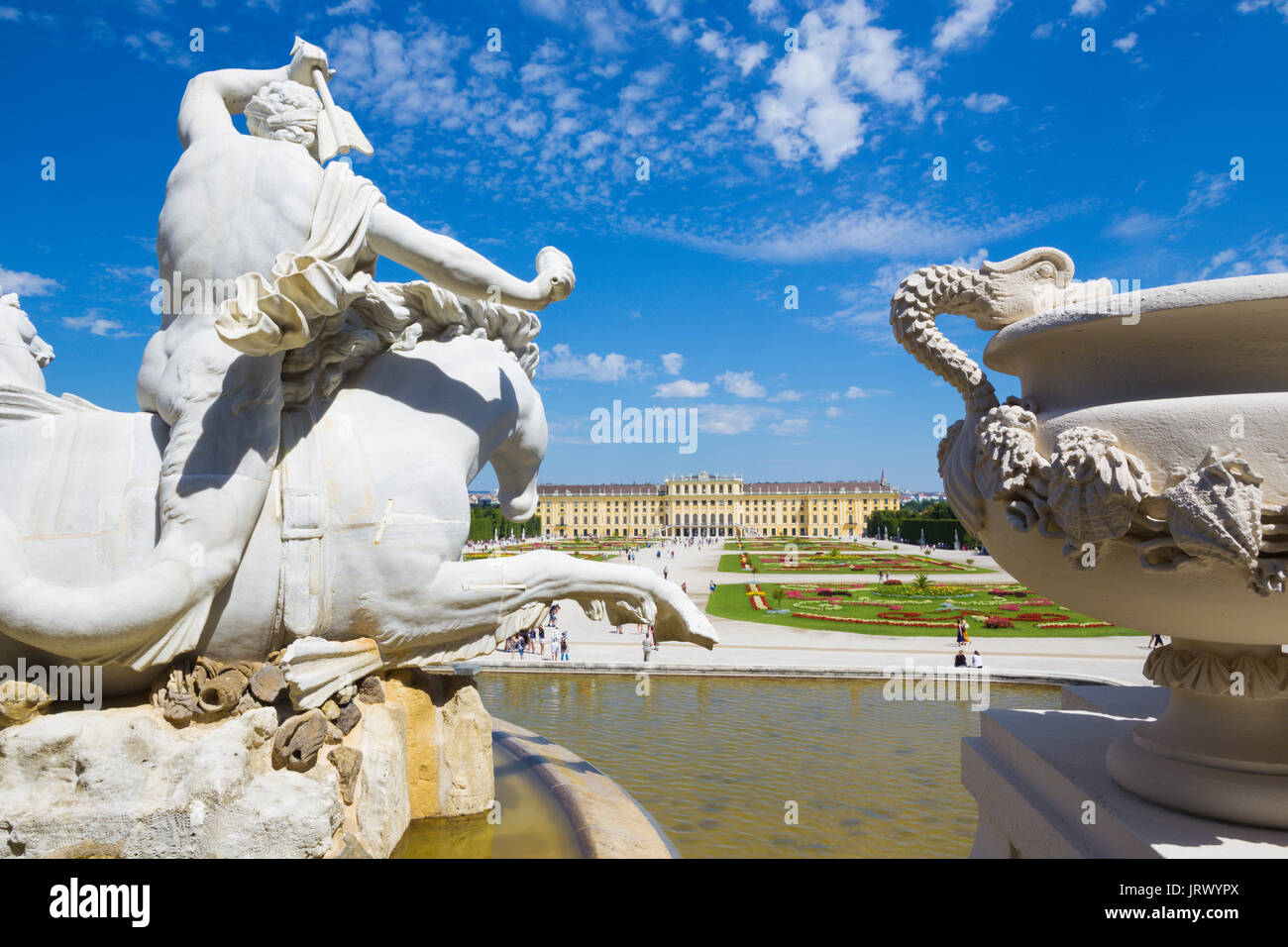 Wien, Österreich - 30. Juli 2014: Das Schloss Schönbrunn und die Gärten von Neptun Brunnen. Stockfoto