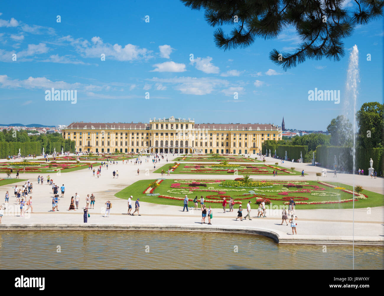 Wien, Österreich - 30. Juli 2014: Das Schloss Schönbrunn und die Gärten von Neptun Brunnen. Stockfoto