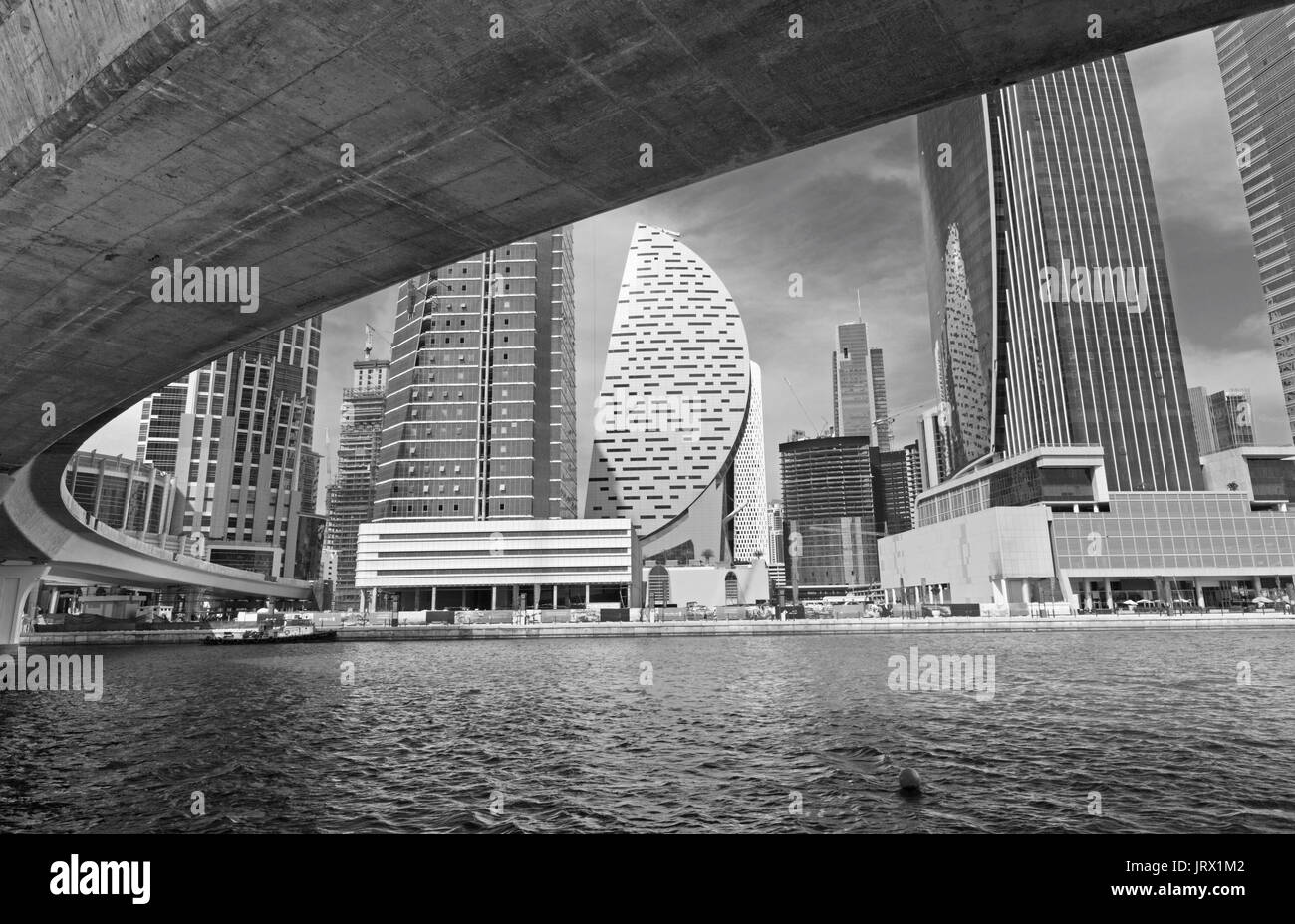 Dubai - die Brücke der neue Kanal und Wolkenkratzer. Stockfoto