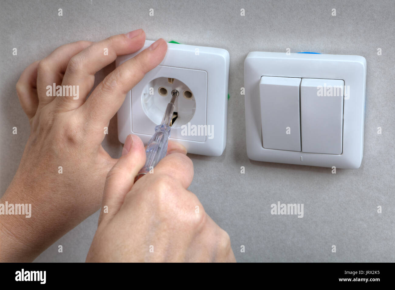 Nahaufnahme der Elektriker die Hände während der elektrischen Steckdose und  Lichtschalter mit einem Schraubendreher reparieren Stockfotografie - Alamy