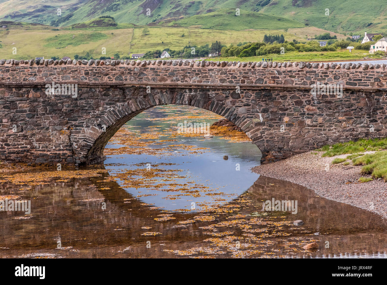 Brücke zu Eilean Donan Castle, im Wasser des Sees spiegelt. Stockfoto
