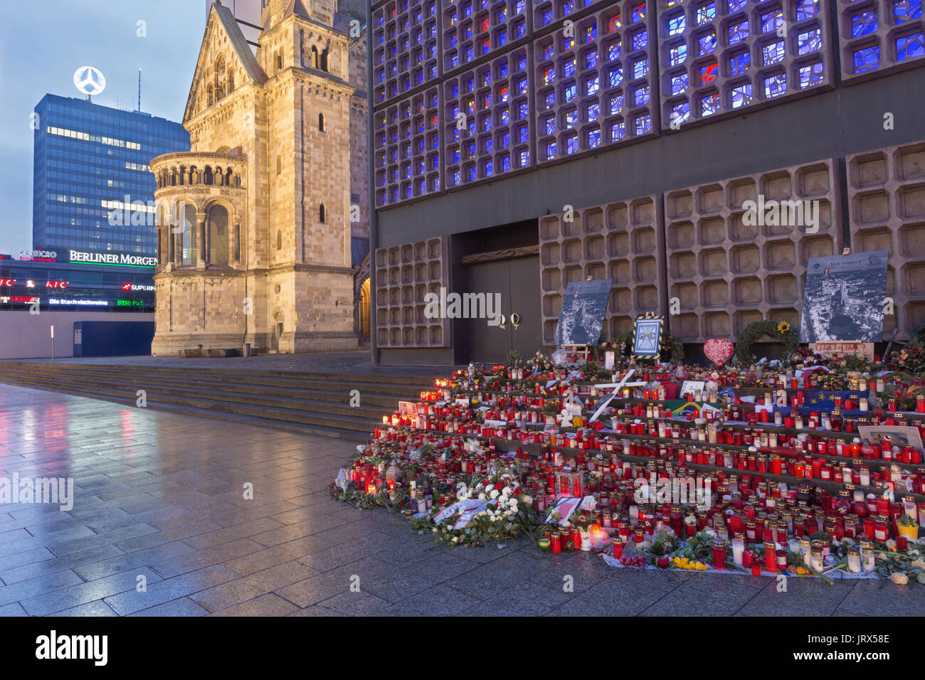 BERLIN, Deutschland, Februar - 17, 2017: Die Kirche Kaiser Wilhelm Gedachtniskirche in der Dämmerung. Stockfoto