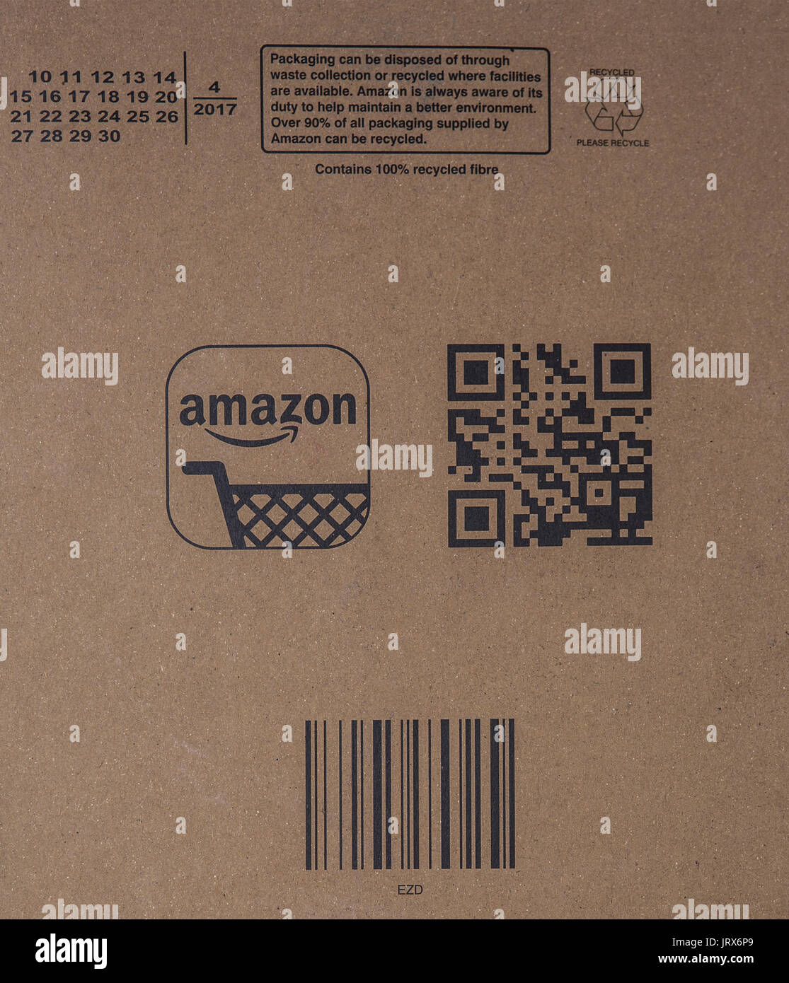 SWINDON, Großbritannien - 6 August 2017: Amazon Paket mit Bar Code und  QRcode Stockfotografie - Alamy